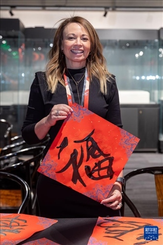1月28日，在上海豫園舉行的民俗活動上，美國馬斯卡廷初中校長珍妮弗·李·弗里德利展示自己寫下的“?！弊帧?新華社記者 王翔 攝