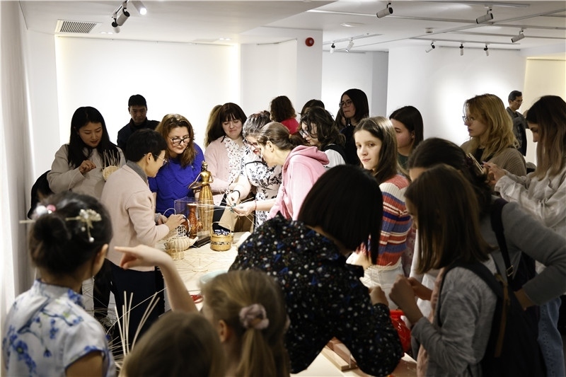 羅馬尼亞觀眾體驗(yàn)安溪竹藤編技藝。 布加勒斯特中國文化中心供圖