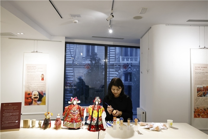 中國泉州的非遺大師制作江加走木偶頭雕刻。 布加勒斯特中國文化中心供圖_副本