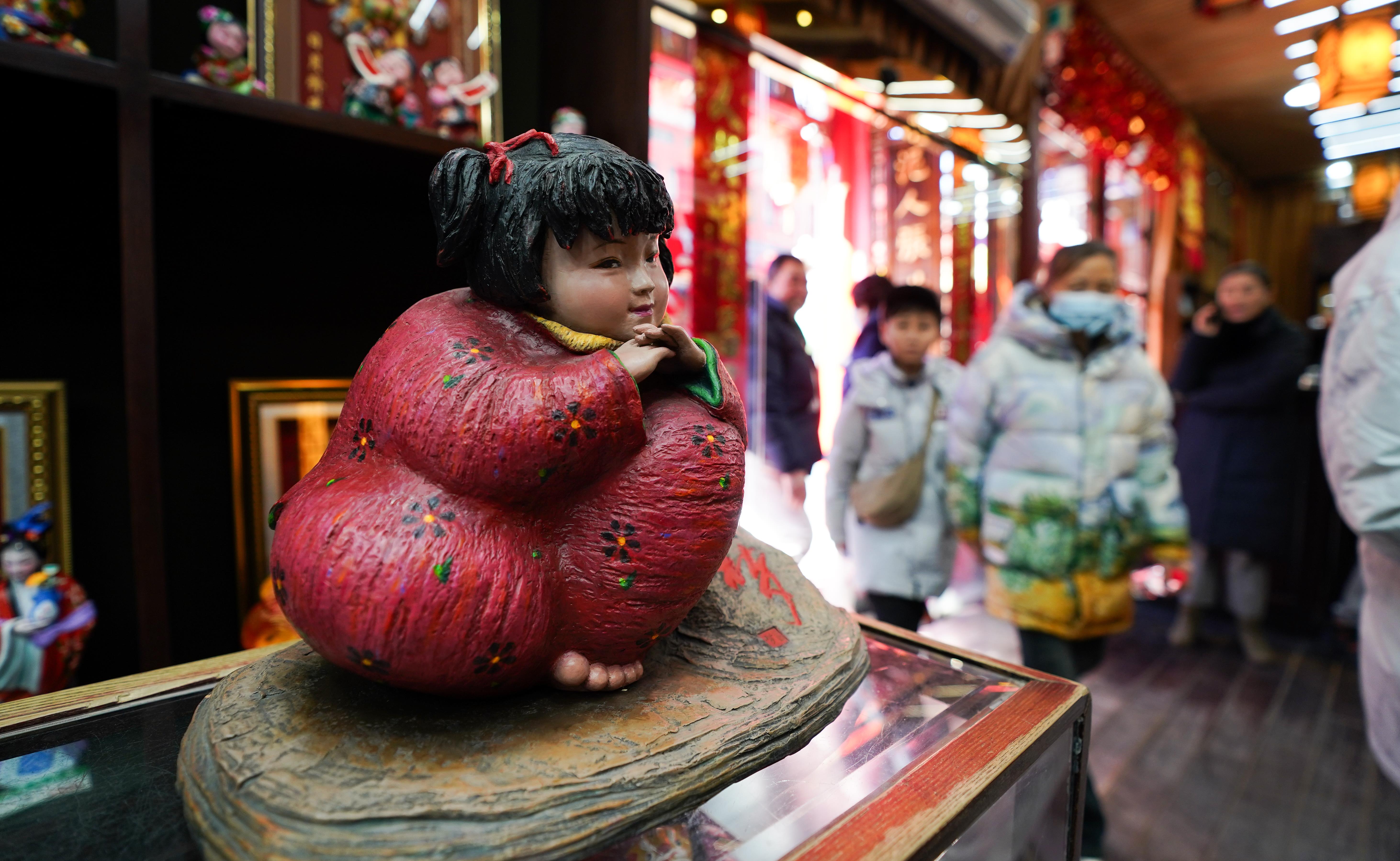 △泥人張彩塑是天津的傳統(tǒng)民間手工藝品，為天津市首批國(guó)家級(jí)非物質(zhì)文化遺產(chǎn)。（總臺(tái)國(guó)廣記者李晉拍攝）