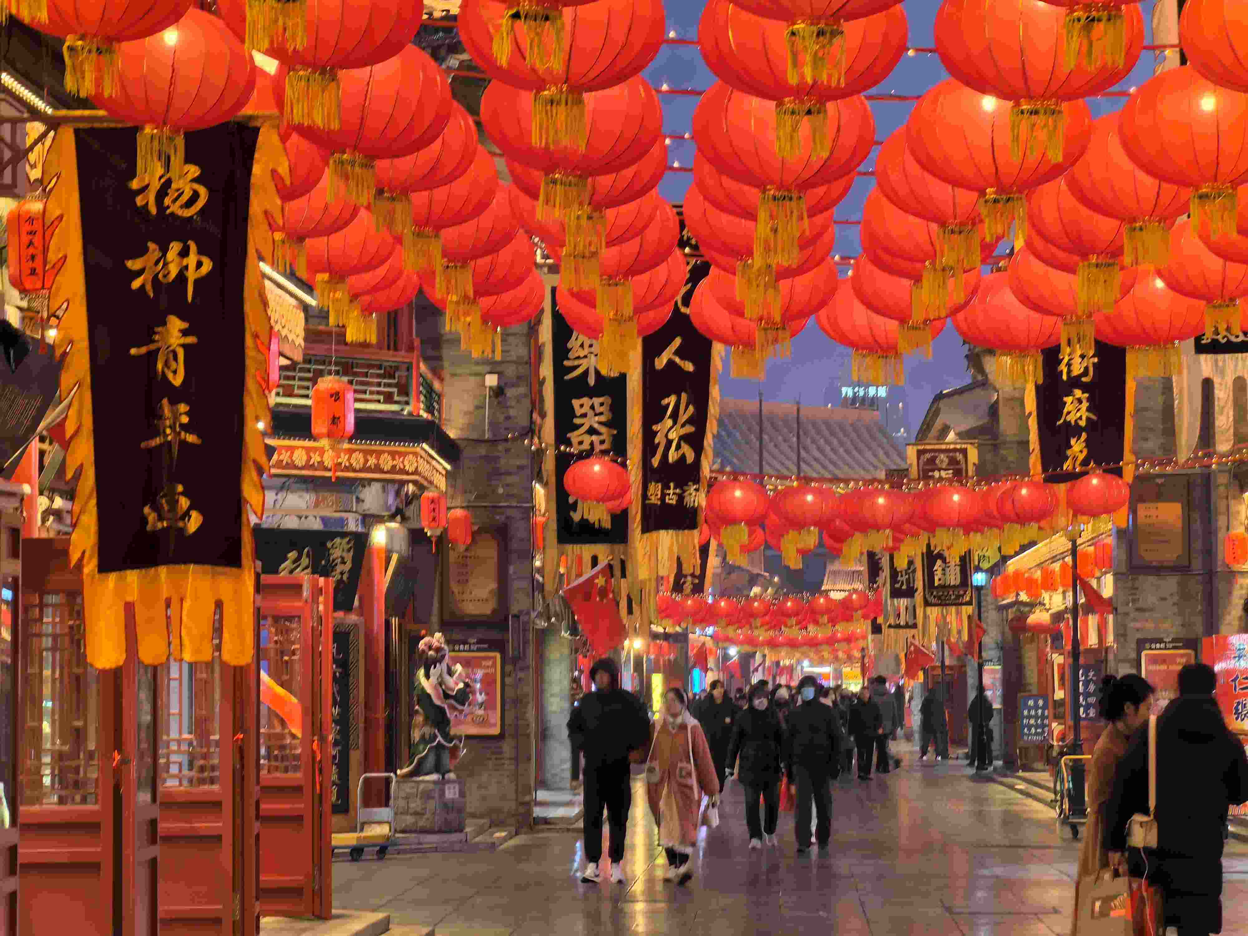 △春節(jié)臨近，古文化街上年味兒漸濃。（總臺(tái)央廣記者潘毅拍攝）