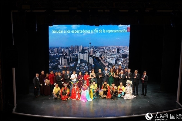 圖為王衛(wèi)大使與蒙迪諾外長等嘉賓登臺祝賀。人民網(wǎng)記者 許放攝