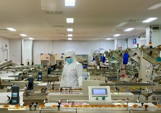 盼盼5G智慧工廠生產(chǎn)線正在進行產(chǎn)品質(zhì)檢。人民網(wǎng)記者 金慧慧攝