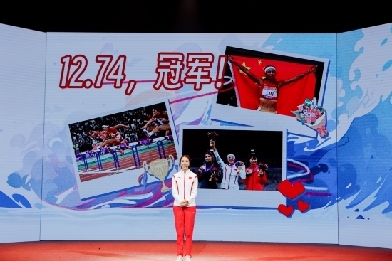 “何以中國·向海泉州”網(wǎng)絡(luò)主題活動現(xiàn)場，林雨薇講述奪冠經(jīng)歷。泉州廣播電視臺供圖