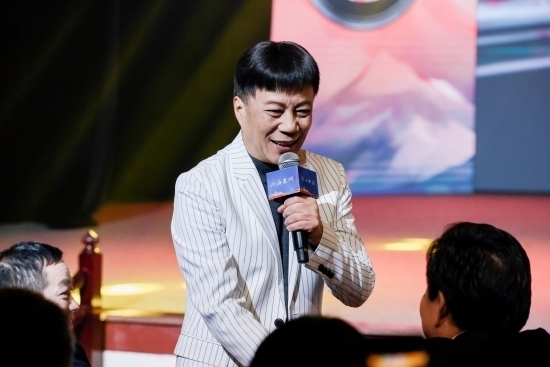 “何以中國(guó)·向海泉州”網(wǎng)絡(luò)主題活動(dòng)現(xiàn)場(chǎng)，陳百潭演出時(shí)與觀眾互動(dòng)。泉州廣播電視臺(tái)供圖