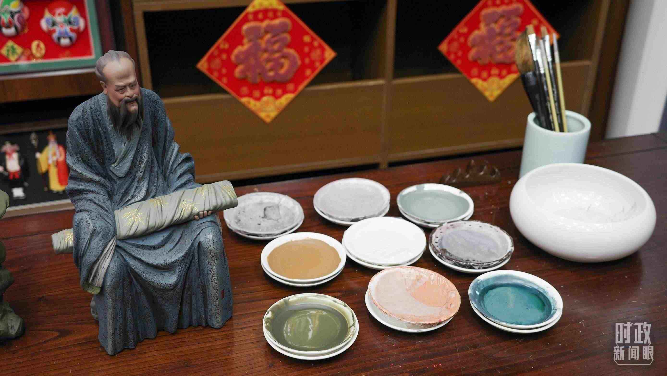 △天津古文化街，泥人張店鋪的上色顏料展示。（總臺(tái)央視記者覃思拍攝）