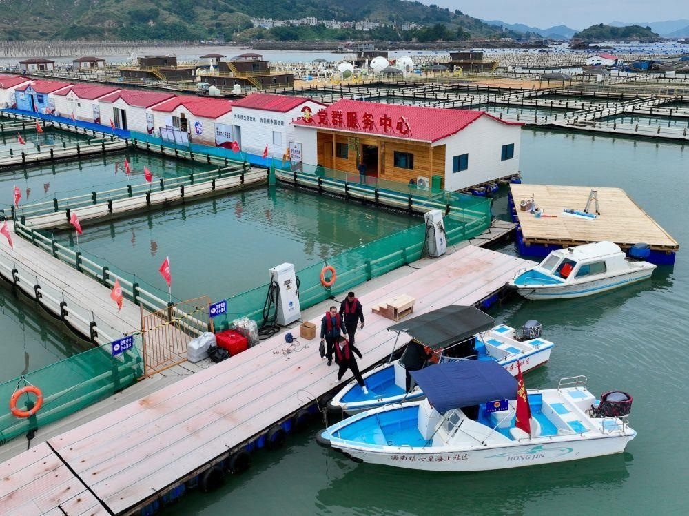 △2023年11月14日，福建寧德市霞浦縣溪南鎮(zhèn)七星海上社區(qū)的工作人員，前往轄區(qū)漁排進行民情走訪。