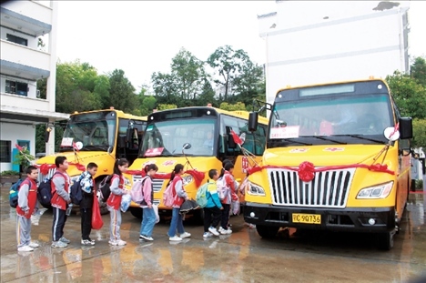 △2023年9月28日，湖北竹山縣校園直通車全域開通后，學生在有序排隊乘車。第二批主題教育開展后，竹山縣將實施農(nóng)村道路暢通工程作為為民辦實事的重要內(nèi)容。