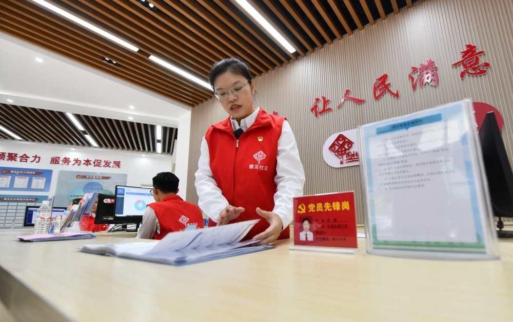 △2023年12月14日，廣西南寧市蟠龍社區(qū)，工作人員在為居民服務。