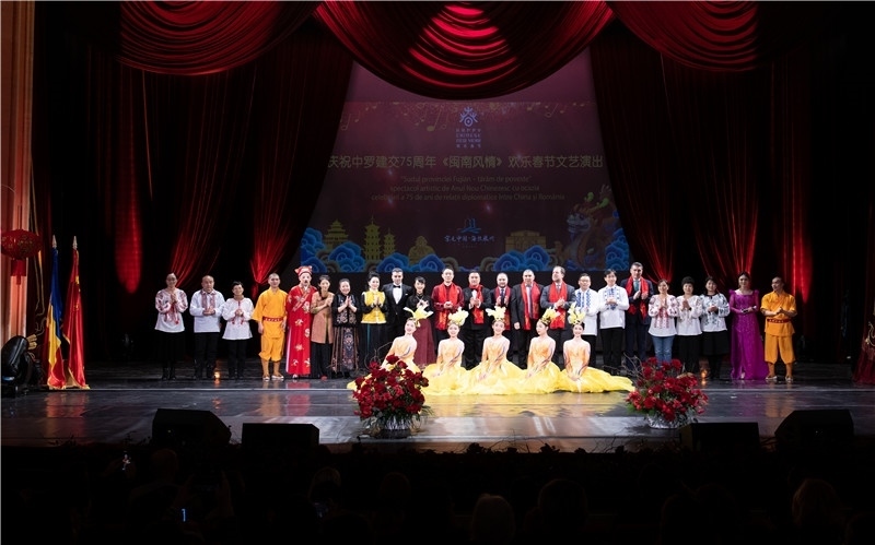 圖為韓大使、羅政府高官與泉州藝術團演員合影。中國駐羅大使館文化處供圖。