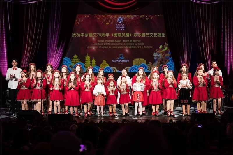 圖為羅小快板兒童合唱團在演唱中文歌曲。 中國駐羅大使館文化處供圖。