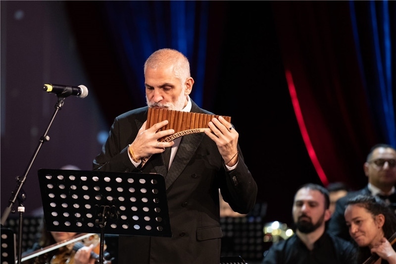 圖為著名排簫大師達米安·德拉吉奇在領銜演奏中國經典曲目。 中國駐羅大使館文化處供圖。