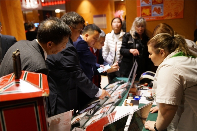 集郵愛(ài)好者排隊(duì)購(gòu)買中國(guó)龍年生肖郵票