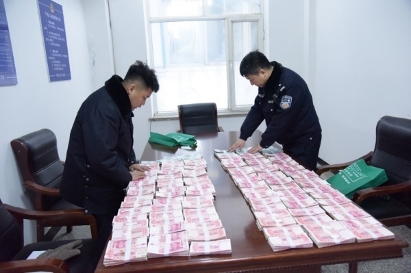 民警清點涉案資金。磐石市公安局供圖