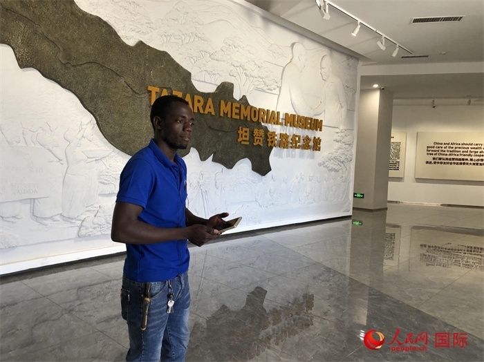 當?shù)毓ぷ魅藛T向記者講解。人民網(wǎng)記者 黃培昭攝