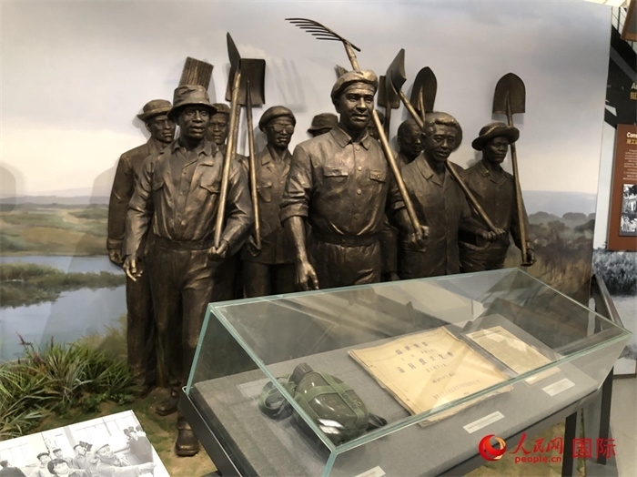 紀念園中展覽的筑路場景 。人民網(wǎng)記者 黃培昭攝