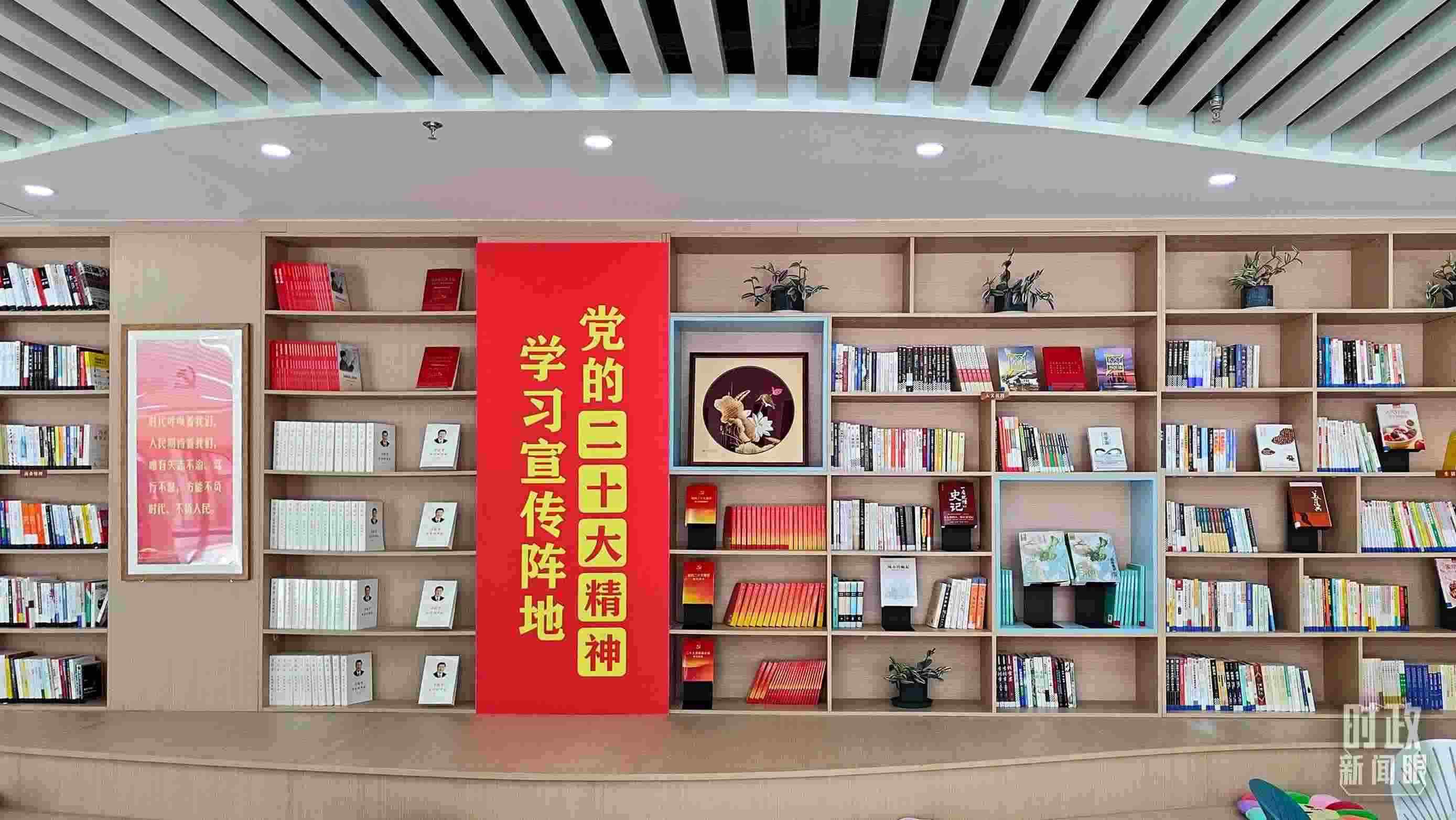 △雄安新區(qū)南文營(yíng)社區(qū)黨群服務(wù)中心。2023年5月，習(xí)近平在這里強(qiáng)調(diào)要構(gòu)筑新時(shí)代宜業(yè)宜居的“人民之城”。（總臺(tái)央視記者楊立峰拍攝）