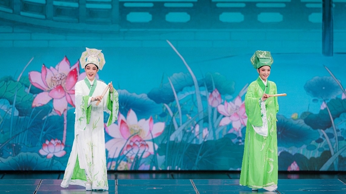 青年越劇演員陳麗君、李云霄彩排現(xiàn)場(chǎng)。主辦方供圖