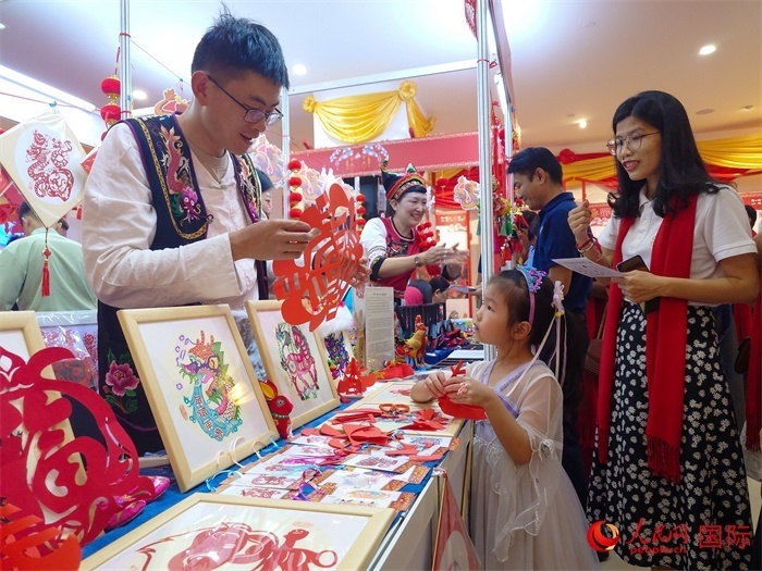 活動(dòng)現(xiàn)場(chǎng)的剪紙展示。人民網(wǎng)記者 謝佳君攝