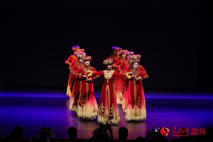 2日在阿聯(lián)酋迪拜舉行的大型音舞詩(shī)畫《新疆是個(gè)好地方》文藝演出。人民網(wǎng)記者任皓宇攝