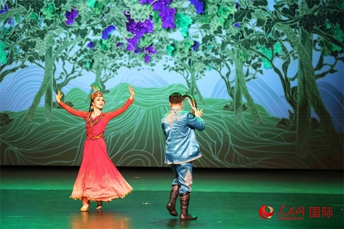 2日在阿聯(lián)酋迪拜舉行的大型音舞詩(shī)畫《新疆是個(gè)好地方》文藝演出。人民網(wǎng)記者 任皓宇攝