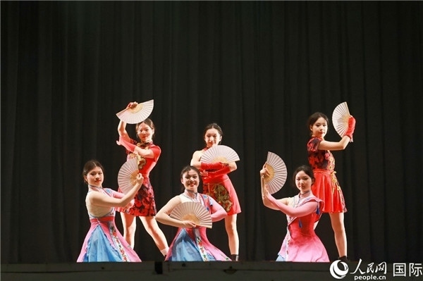 燈光秀匯演現(xiàn)場(chǎng)節(jié)目精彩紛呈。人民網(wǎng)記者 陳海琪攝