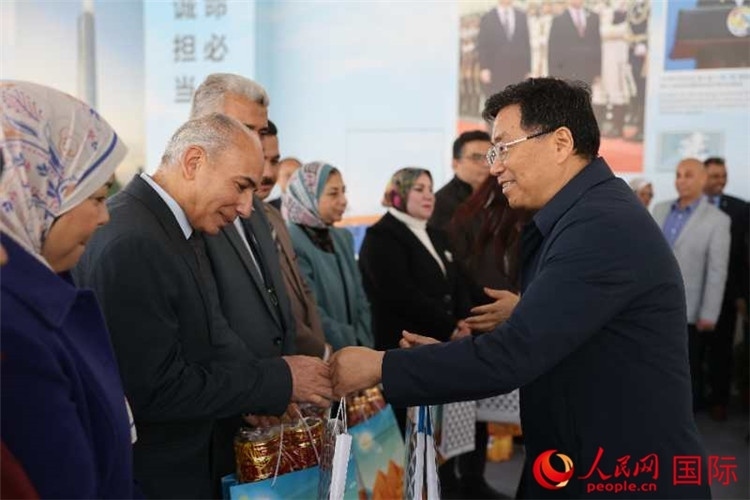 中建埃及分公司董事長(zhǎng)常偉才為埃及師生發(fā)放新年禮包。人民網(wǎng)記者 黃培昭攝