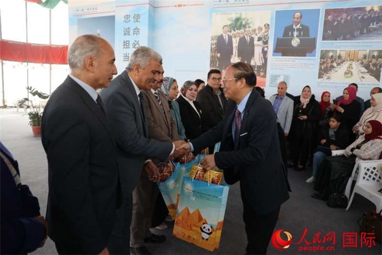 中國(guó)駐埃及使館教科處盧春生公參為埃及師生發(fā)放新年禮包。人民網(wǎng)記者 黃培昭攝