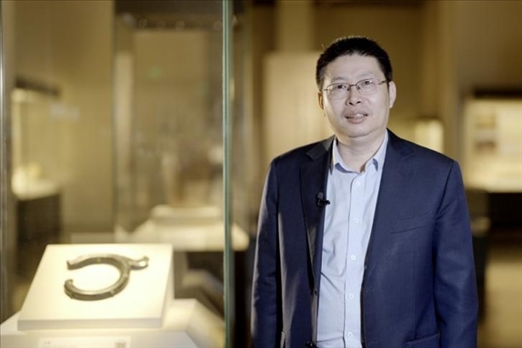 中國國家博物館副館長張偉明介紹館藏C形玉龍。