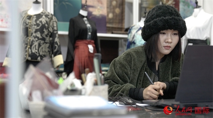 1月23日，在山東省菏澤市曹縣有愛云倉(cāng)直播基地，張子晨正在設(shè)計(jì)漢服。 人民網(wǎng)記者 袁蒙攝