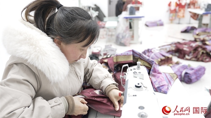 1月24日，在山東省菏澤市曹縣大集鎮(zhèn)云牧服飾有限公司，高燕正在縫制馬面裙。 人民網(wǎng)記者 袁蒙攝
