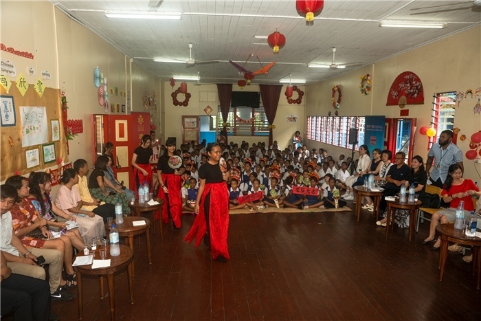 中華學(xué)校學(xué)生表演扇子舞。