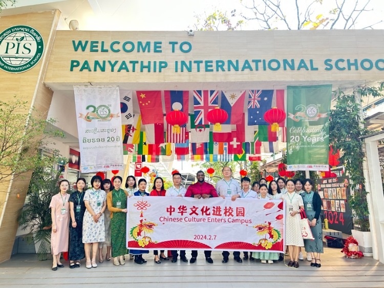 駐老撾使館政治處主任杜長青與白云碧國際學(xué)校校方、參會志愿者教師合影?；顒又鬓k方供圖