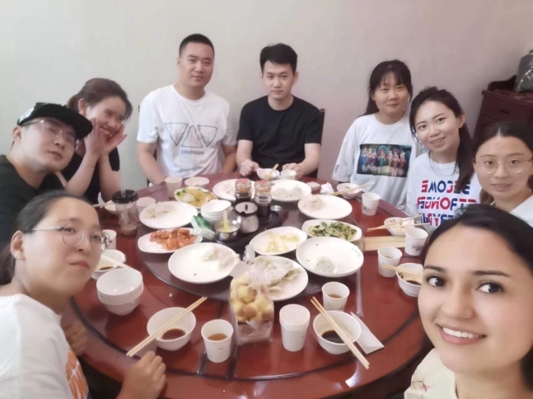 保拉與中國朋友在一起。圖片由受訪者提供