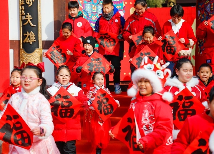 2月2日，小朋友在濟(jì)南五龍?zhí)毒皡^(qū)參加送福字活動(dòng)。新華社發(fā)（徐舟攝）