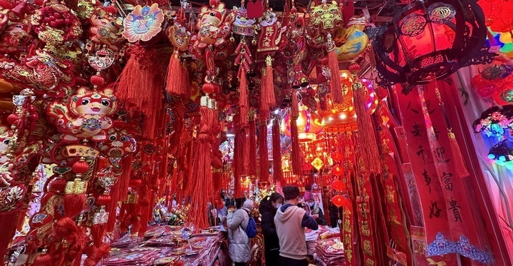 1月19日，市民在北京一商場(chǎng)內(nèi)選購春節(jié)裝飾品。新華社記者李欣攝