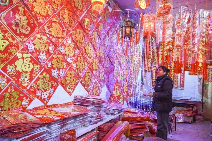 1月21日，在山西省晉中市平遙縣一家市場(chǎng)，市民在選購年貨。新華社發(fā)（梁生仁攝）