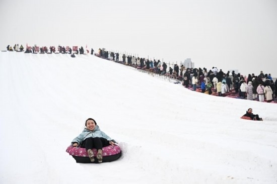 圖為1月18日，市民在內(nèi)蒙古賽馬場(chǎng)滑雪圈。新華社記者 貝赫 攝