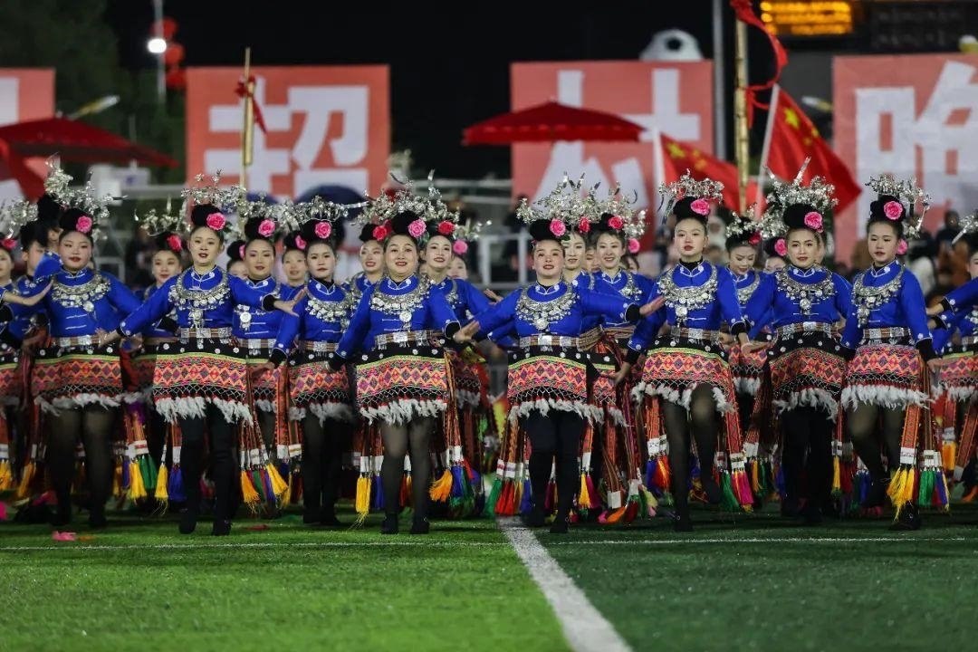 △2024年2月3日，2024年全國“村晚”示范展示活動暨貴州“村超村晚”系列活動之一的民族文化展演，在榕江縣“村超”足球場舉行。