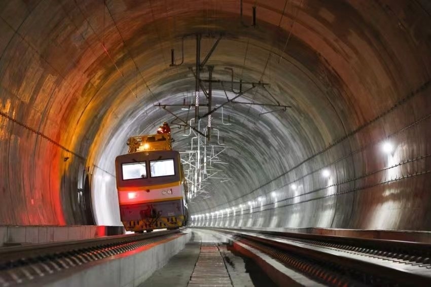 凌晨，接觸網(wǎng)作業(yè)車的燈光紅黃相間。胡鵬攝