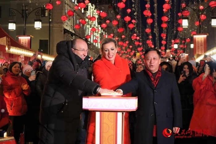 張漢暉、扎哈羅娃、科茲洛夫（從右至左）共同按下活動啟動按鈕。于子恒攝