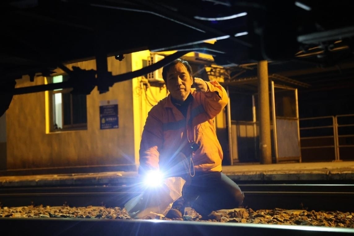 凌晨2點，李金饒正在檢查關(guān)門車。陸佳駿攝