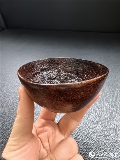 用橘子皮制成的碗。人民網(wǎng)記者 周雯攝