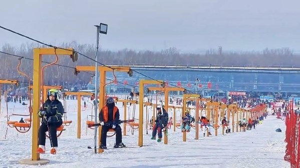 新春走基層｜滑雪場上過春節(jié)！冰城“冷資源”變成“熱經(jīng)濟”