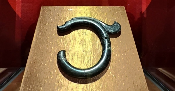 紅山文化C形玉龍。人民網(wǎng)記者 韋衍行攝