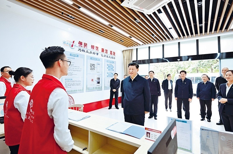2023年12月14日至15日，中共中央總書記、國(guó)家主席、中央軍委主席習(xí)近平在廣西考察。這是14日上午，習(xí)近平在南寧市良慶區(qū)蟠龍社區(qū)黨群服務(wù)中心考察。 新華社記者 燕雁/攝