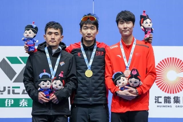 1月12日，“十四冬”速度滑冰（公開(kāi)組）男子500米比賽，冠軍黑龍江隊(duì)選手高亭宇（中）、亞軍遼寧隊(duì)選手楊濤（左）、季軍河北隊(duì)選手李添龍?jiān)陬C獎(jiǎng)儀式上合影。新華社記者 王楷焱 攝