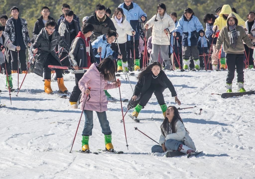 游客在重慶市南川區(qū)金佛山北坡滑雪場(chǎng)滑雪（2023年11月22日攝）。新華社發(fā)（瞿明斌攝）