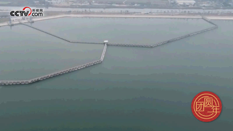 △西江潛地行，潤澤大灣區(qū)。珠江三角洲水資源配置工程西起廣東佛山順德西江干流鯉魚洲，穿越獅子洋，東至深圳公明水庫，是世界上流量最大的長距離有壓調(diào)水工程。