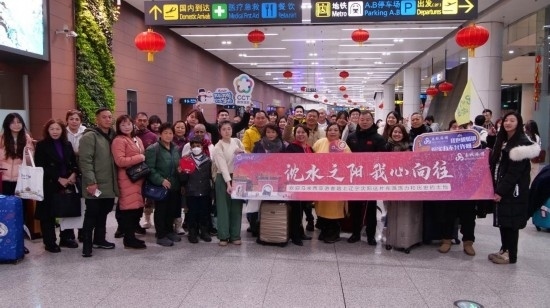 2月11日，一批馬來西亞游客抵達(dá)沈陽桃仙國際機(jī)場。新華社發(fā)